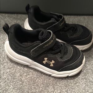 Under Armour Black and White Sneakers with Velcro Closure